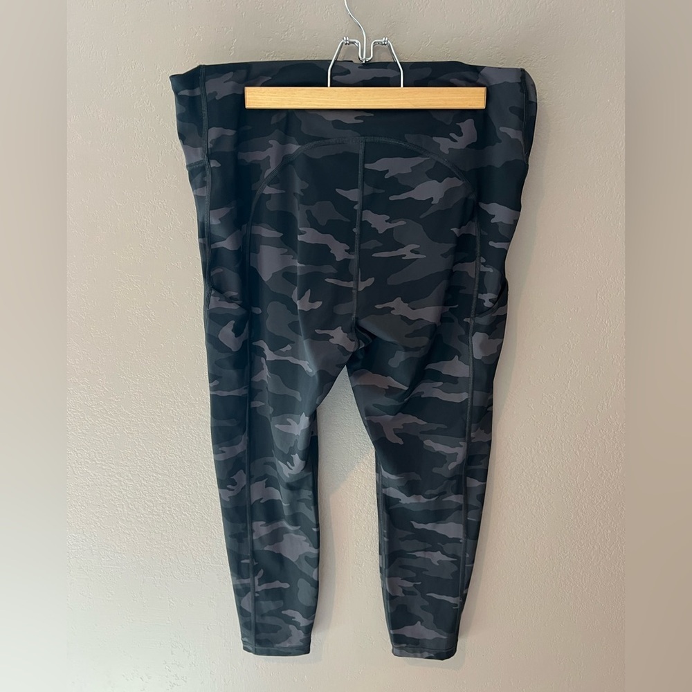 Athleta Ultimate 7/8 Camo Legging - Picture 5 of 11